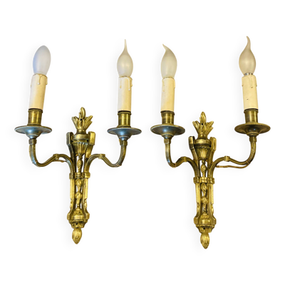 Appliques Louis XVI en bronze doré époque XIXe surmontées de Flambeaux