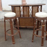 Bar en rotin et ses tabourets