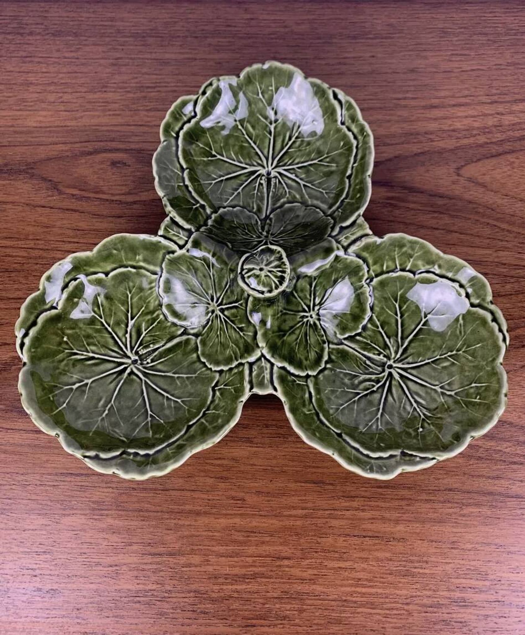 Plat à apéritif vintage en barbotine chou vert