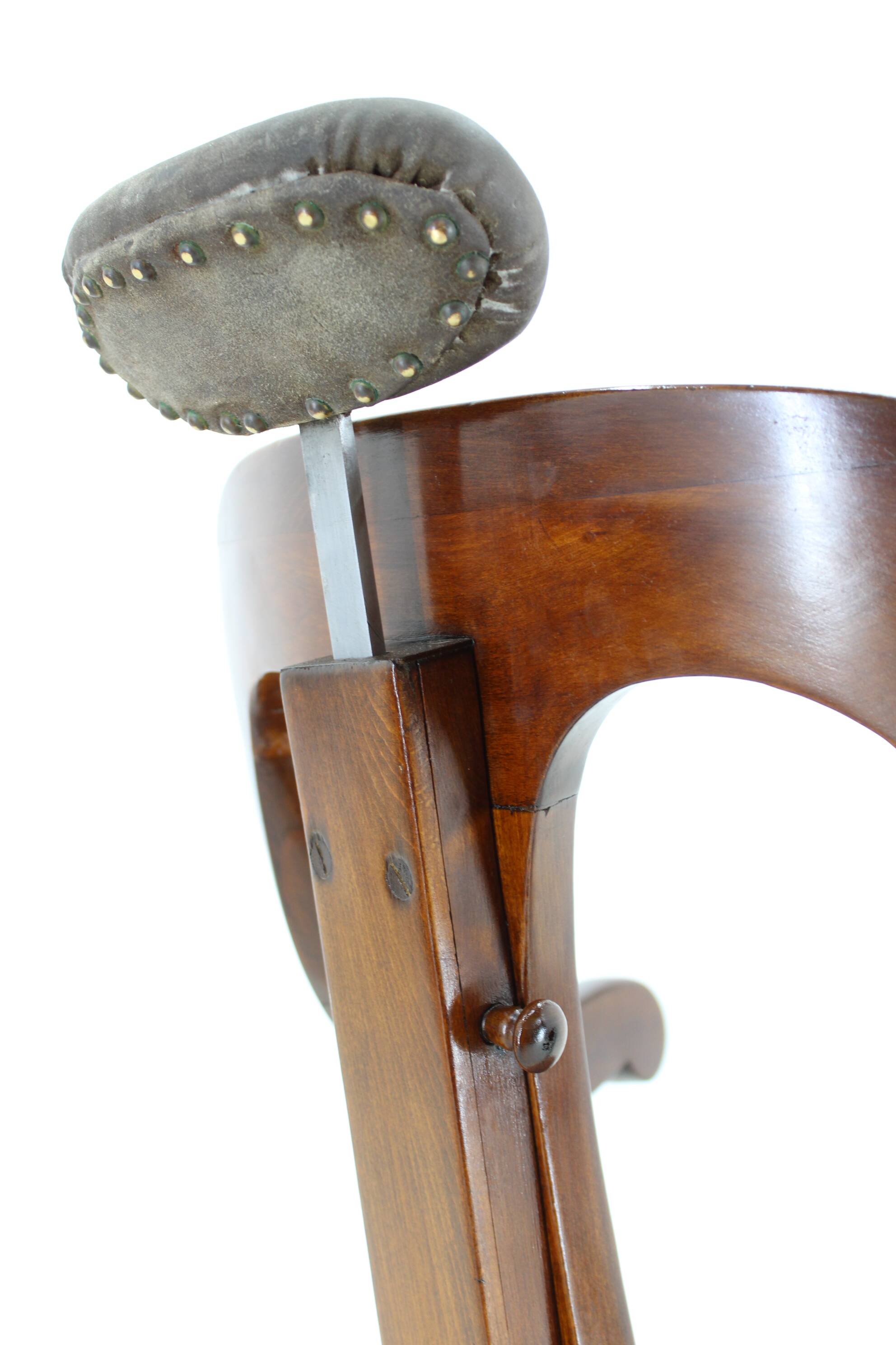 Chaise de barbier pivotante en hêtre restaurée des années 1920, Tchécoslovaquie