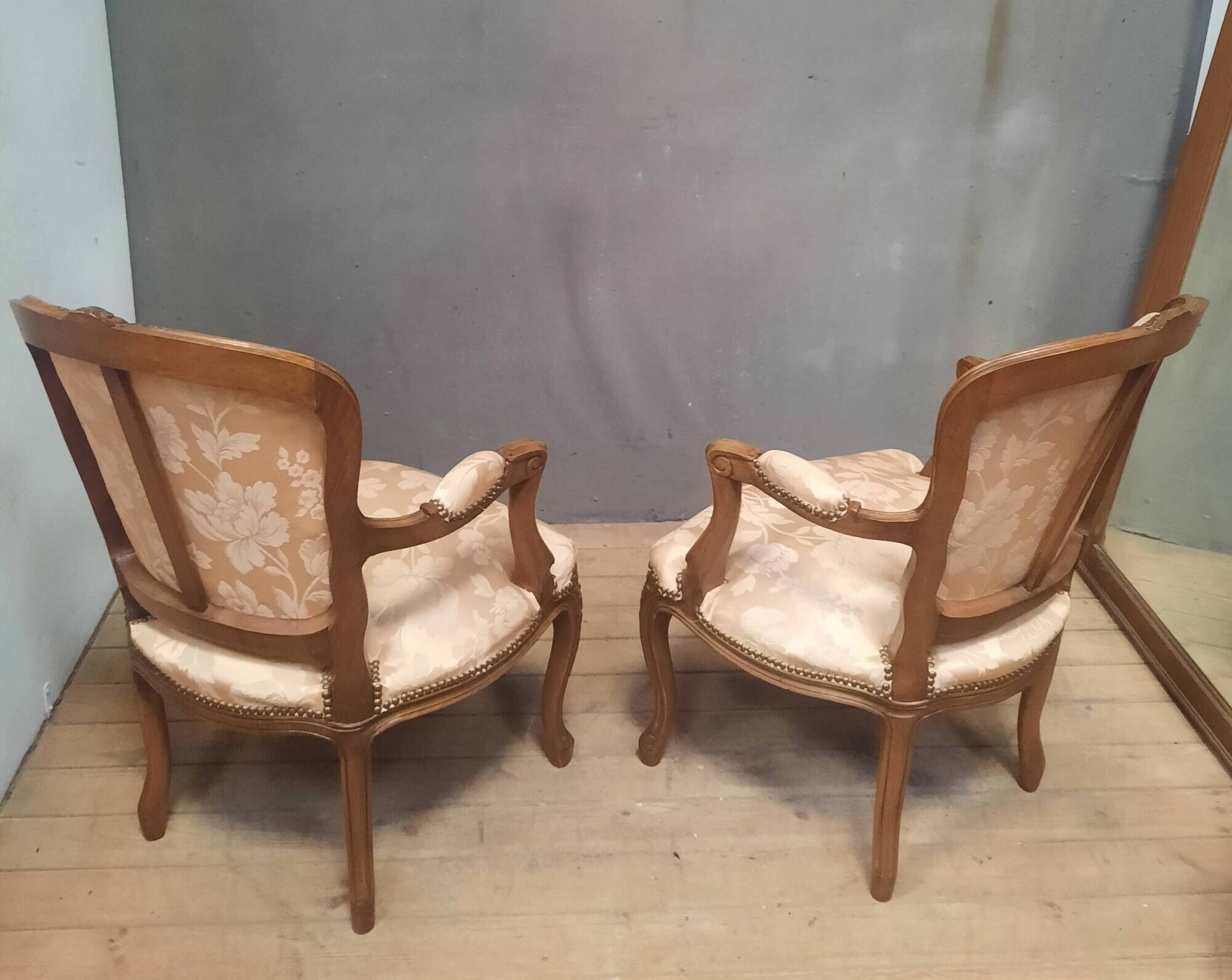 Paire de fauteuils tapissés de style Louis XV