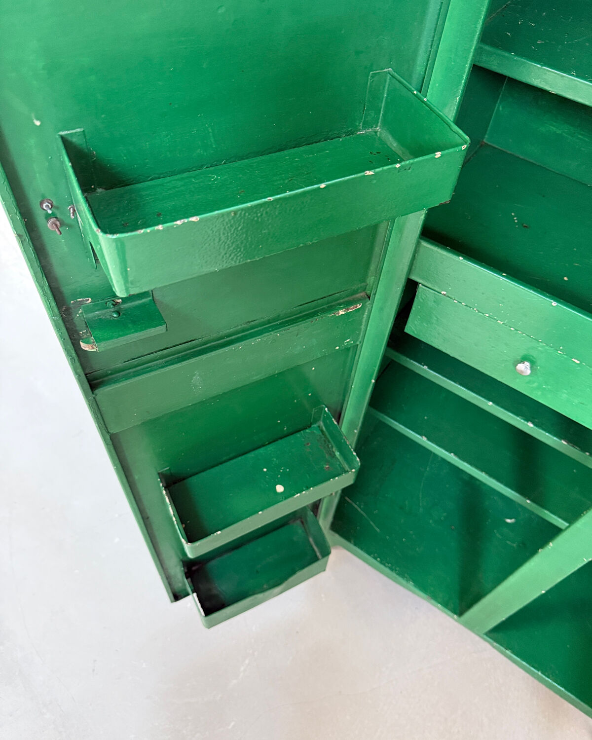 Armoire vintage en métal vert