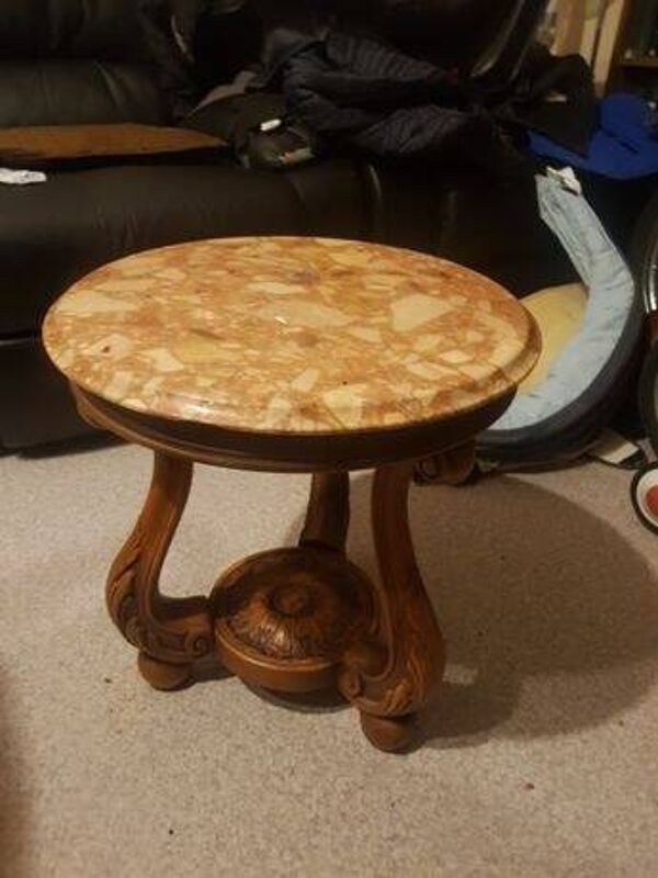 Guéridon, table d’appoint ancien en bois sculpté avec plateau en marbre rose