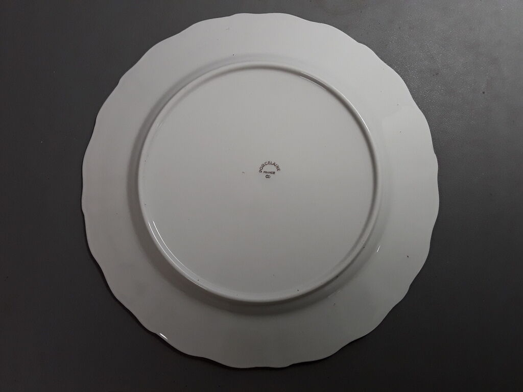 Lot 11 assiettes plates en porcelaine de France avec liseré doré