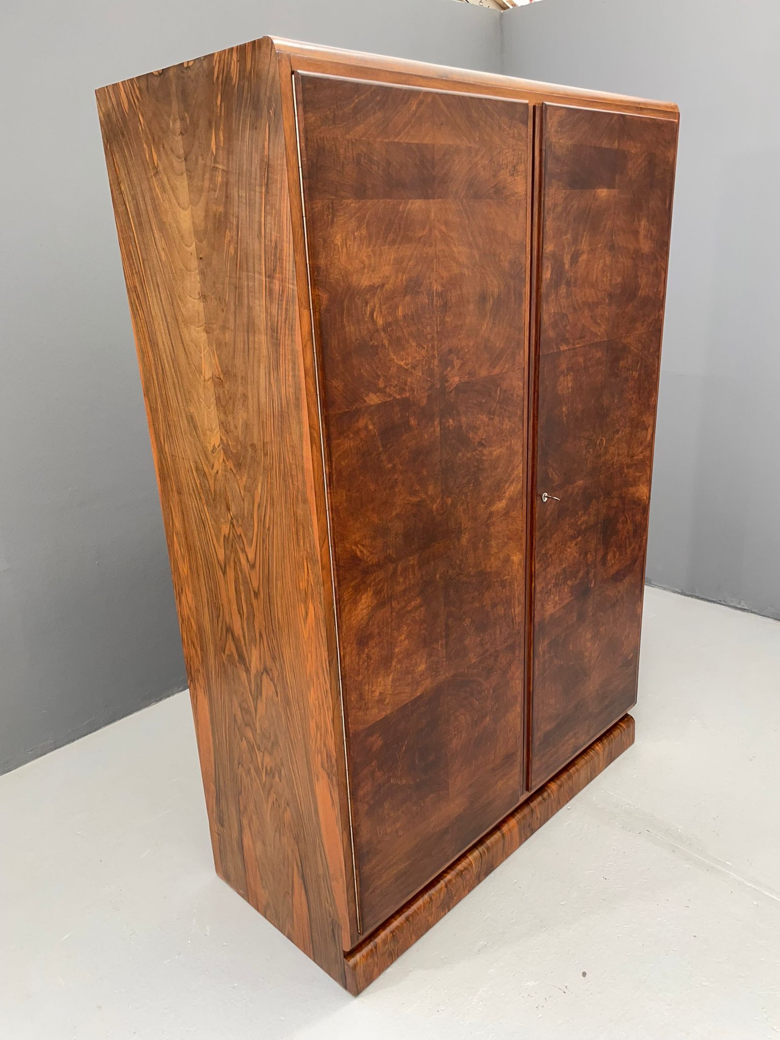 Armoire en placage de noyer restaurée d'influence Art Déco, années 1930