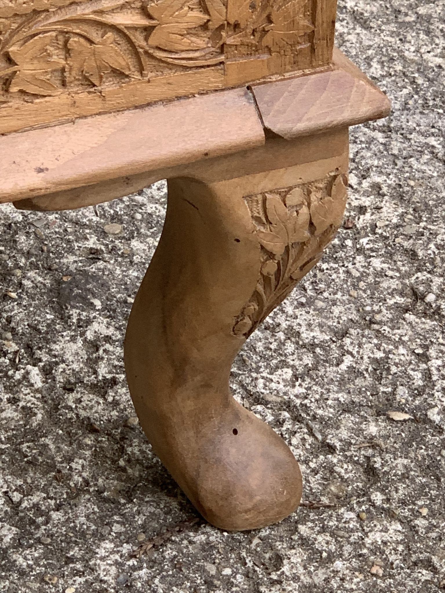 Commode vintage basse Padouk Massif sculpté 1950
