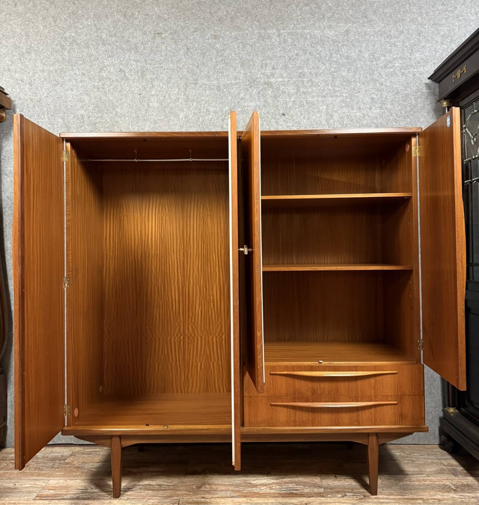 grande Armoire type scandinave des années 60 en teck