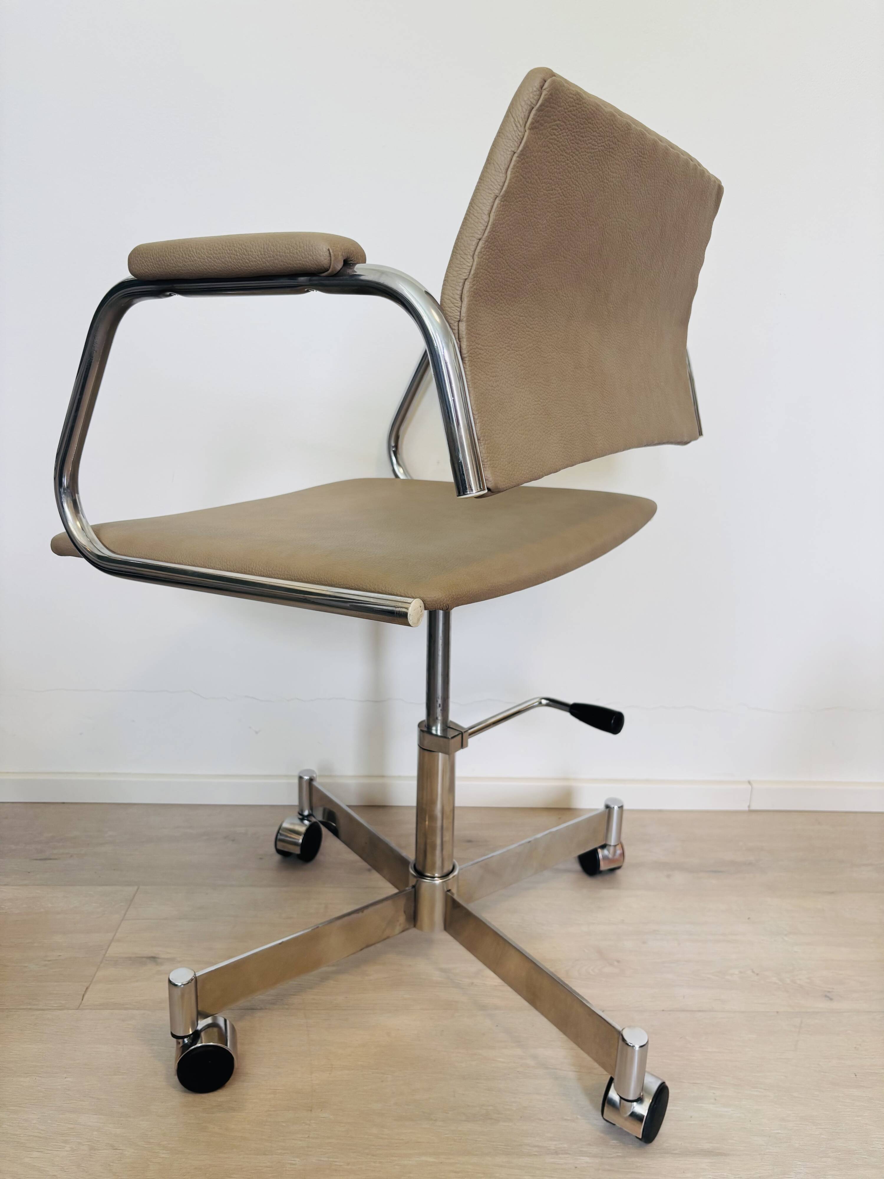 Chaise de bureau vintage beige clair par Kovona, Tchécoslovaquie, années 1970