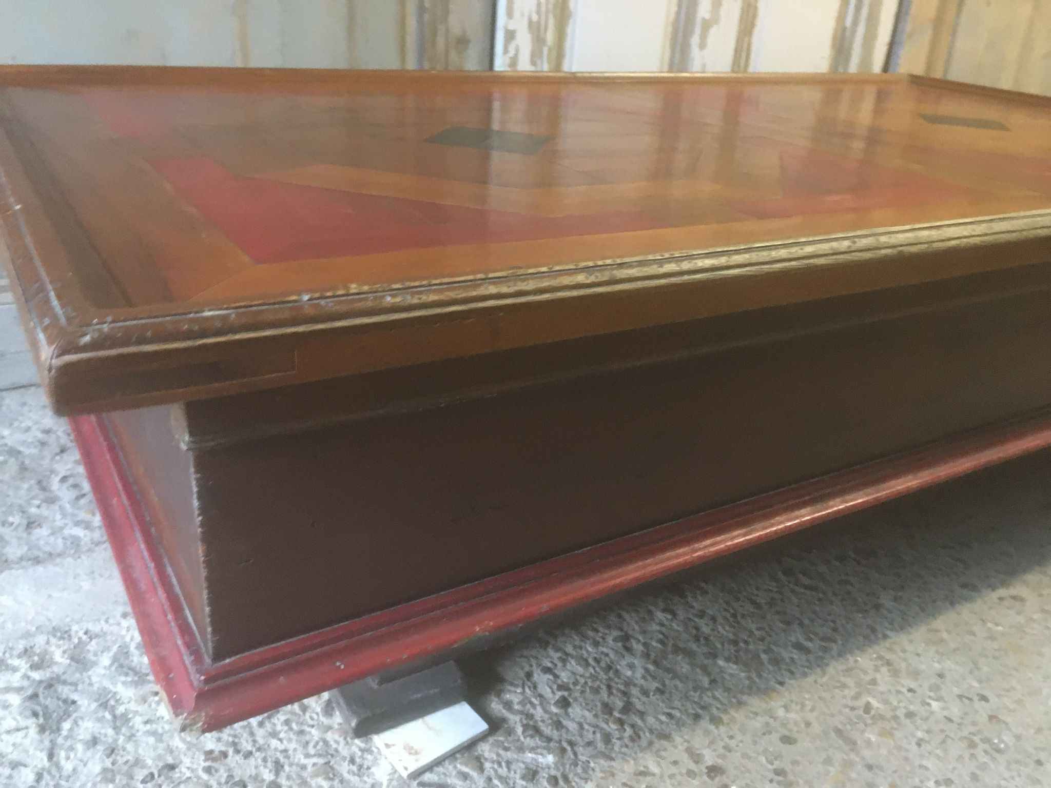Coffee table with storage for bottles and glasses in oak.
