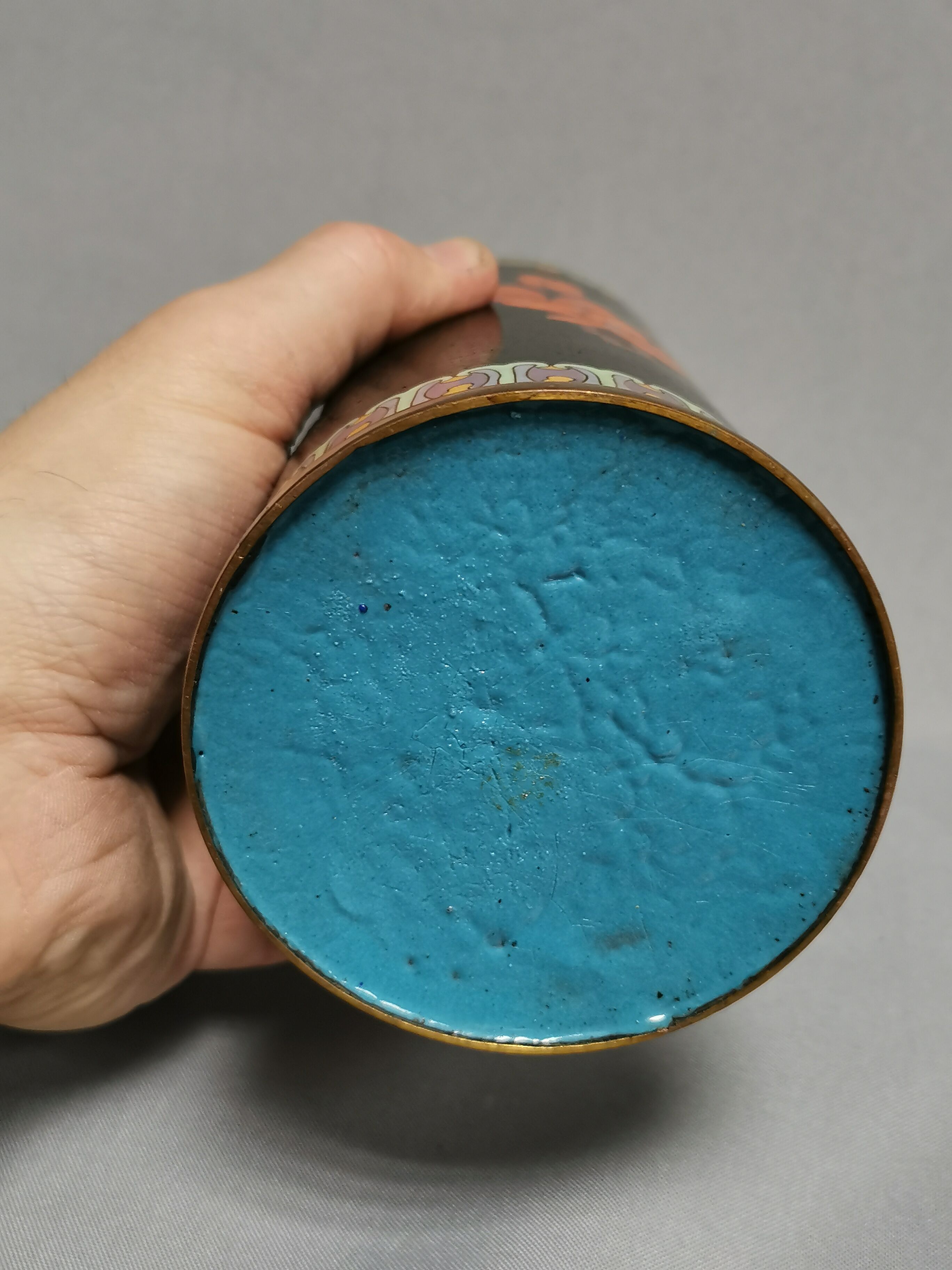 Vase Roll , beautiful enamels Cloisonnés , China Asia . flowers , blue background