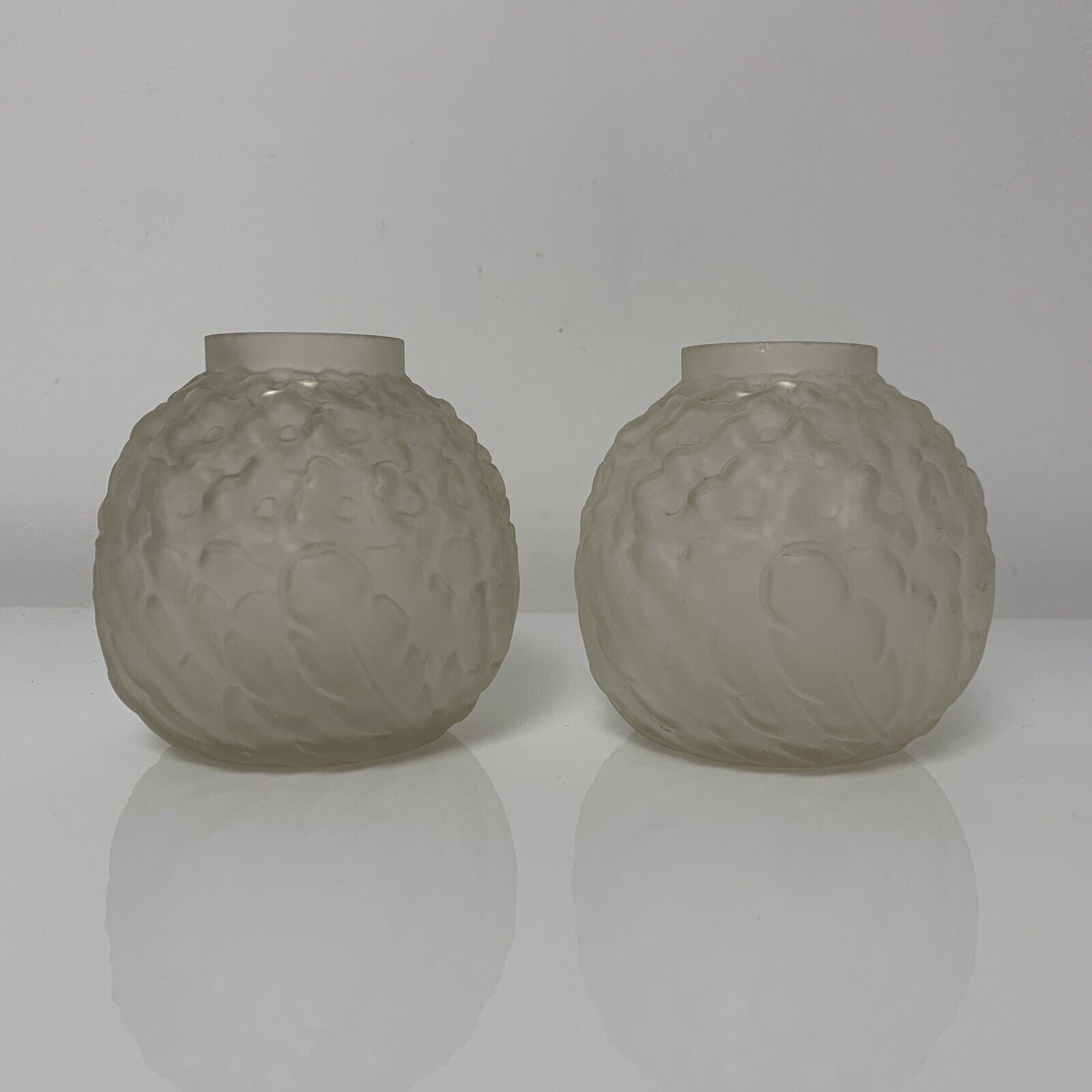 Pair of art deco balls with floral decoration of thoughts