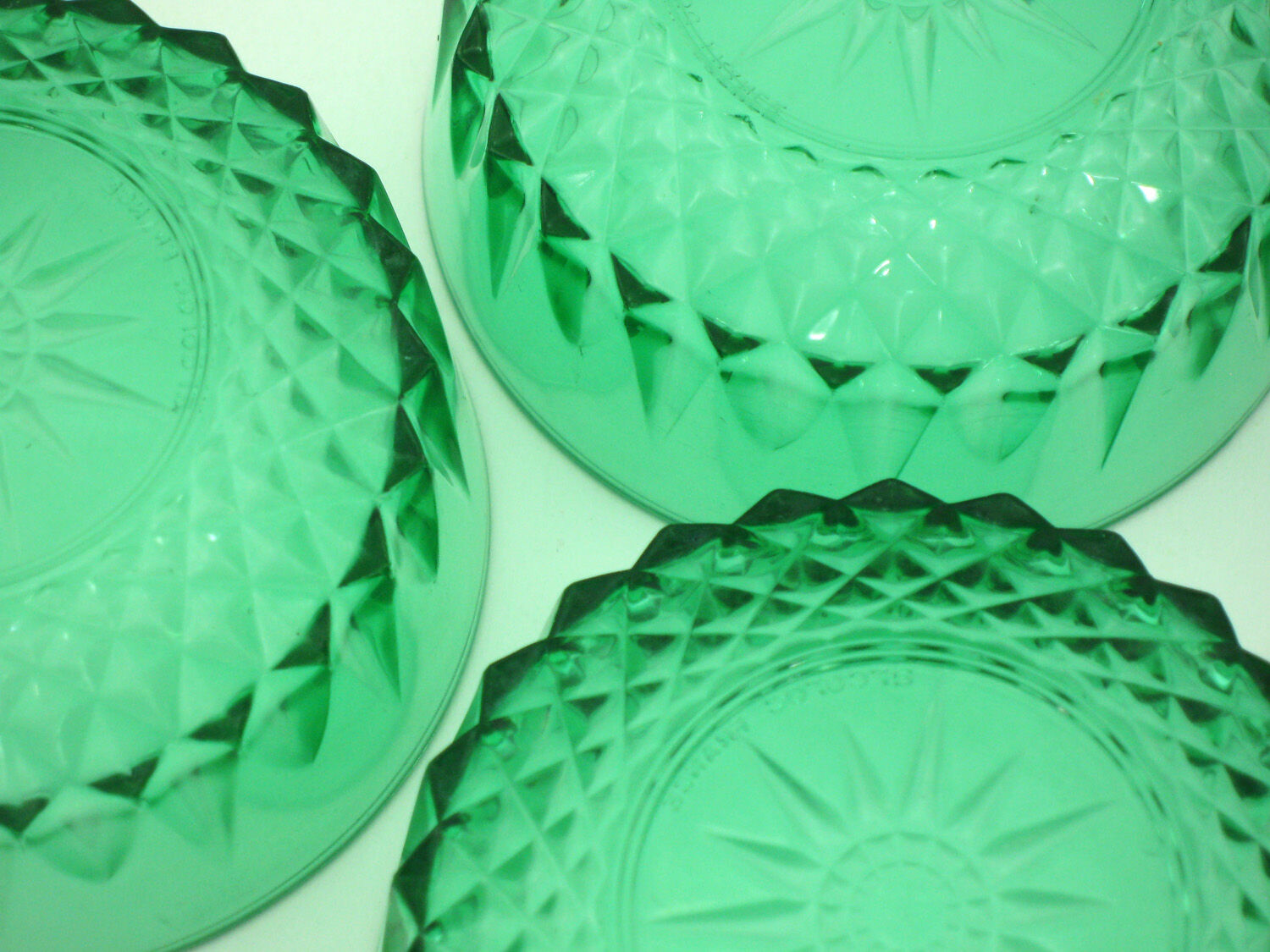 8 tempered glass dessert cups - emerald green colours - Arcoroc France - vintage 60s