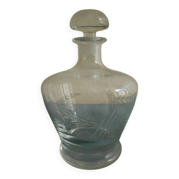 Carafe ancienne en verre soufflé et gravé