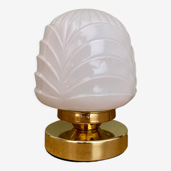 Lampe à poser globe vintage en opaline blanche