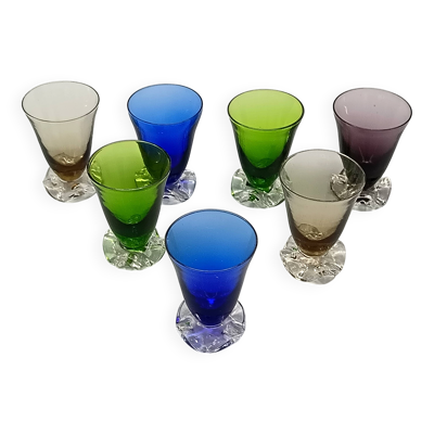 7 élégants verres à liqueur anciens en cristal multicolores vintage