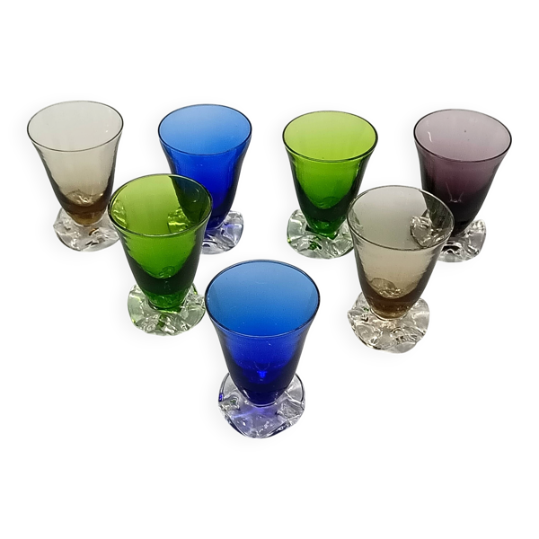 7 élégants verres à liqueur anciens en cristal multicolores vintage