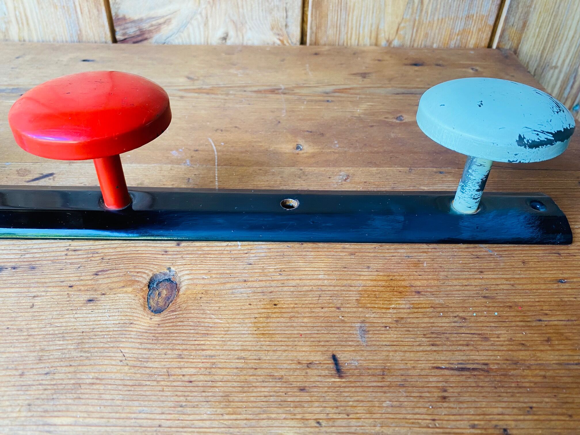 Vintage metal wall coat rack 4 pateres;