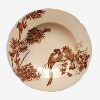 Assiette creuse art nouveau signée longwy, palmier et oiseaux, fond rose