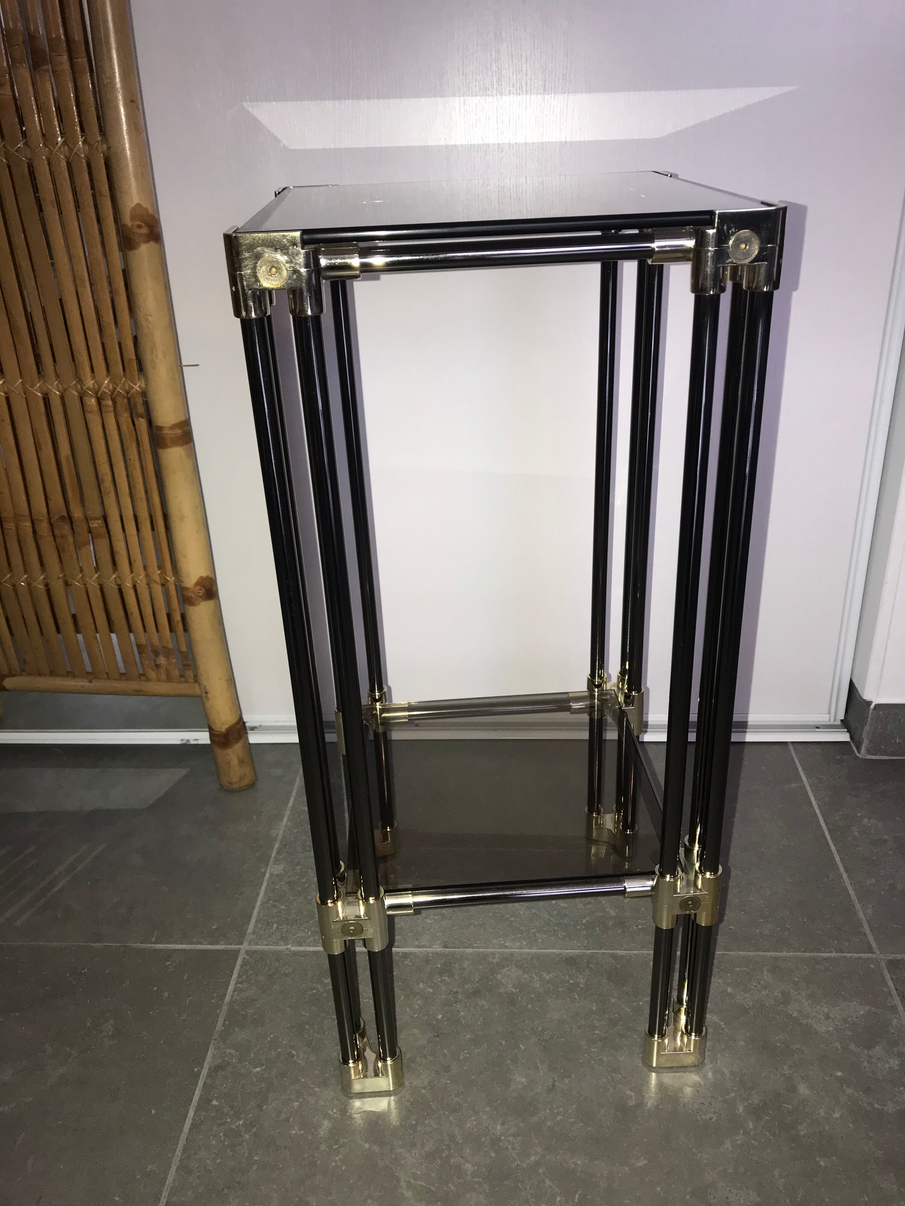 Metal square sellette and 2-storey smoked glass