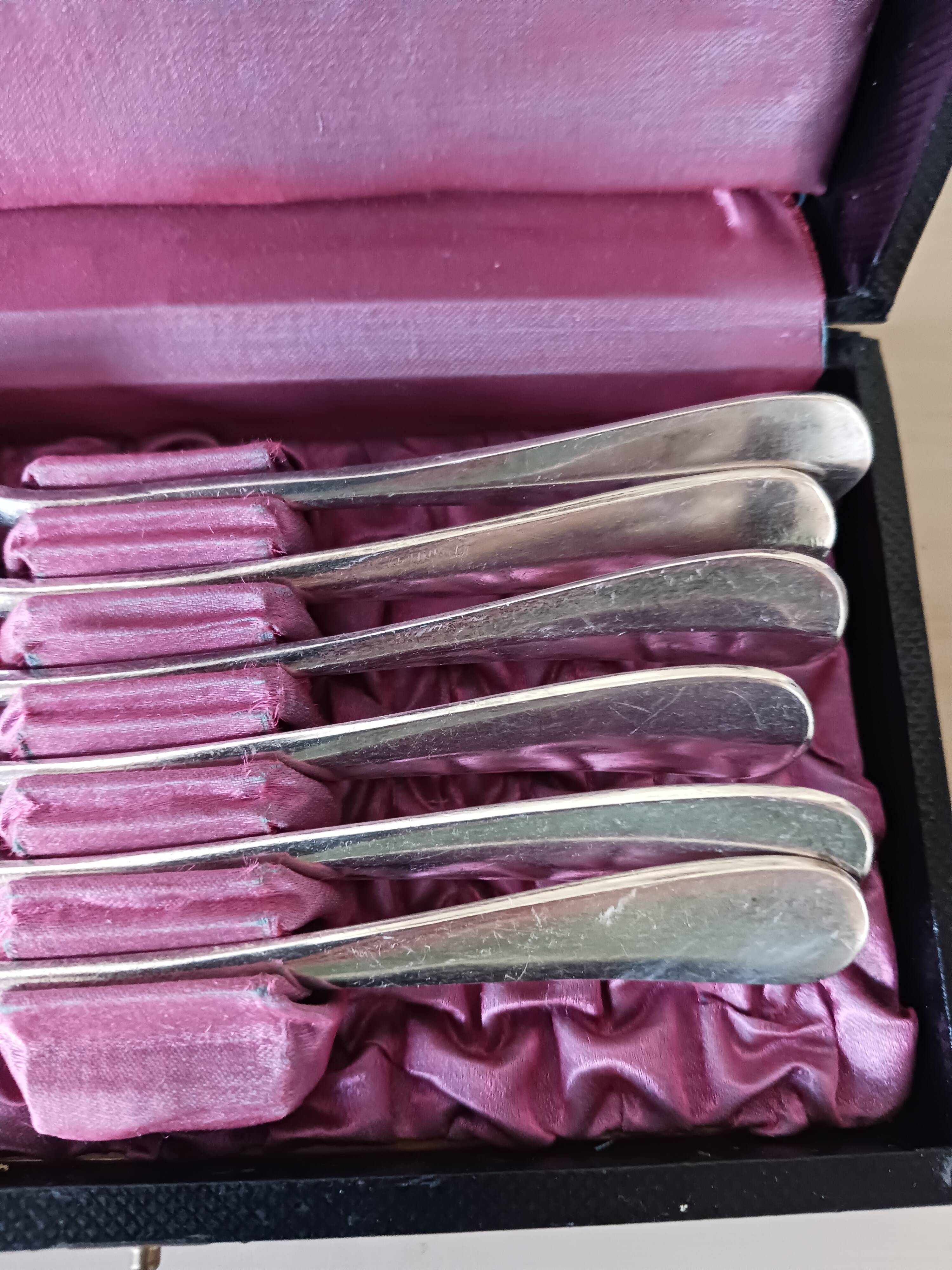 Petites cuillères en métal argenté .