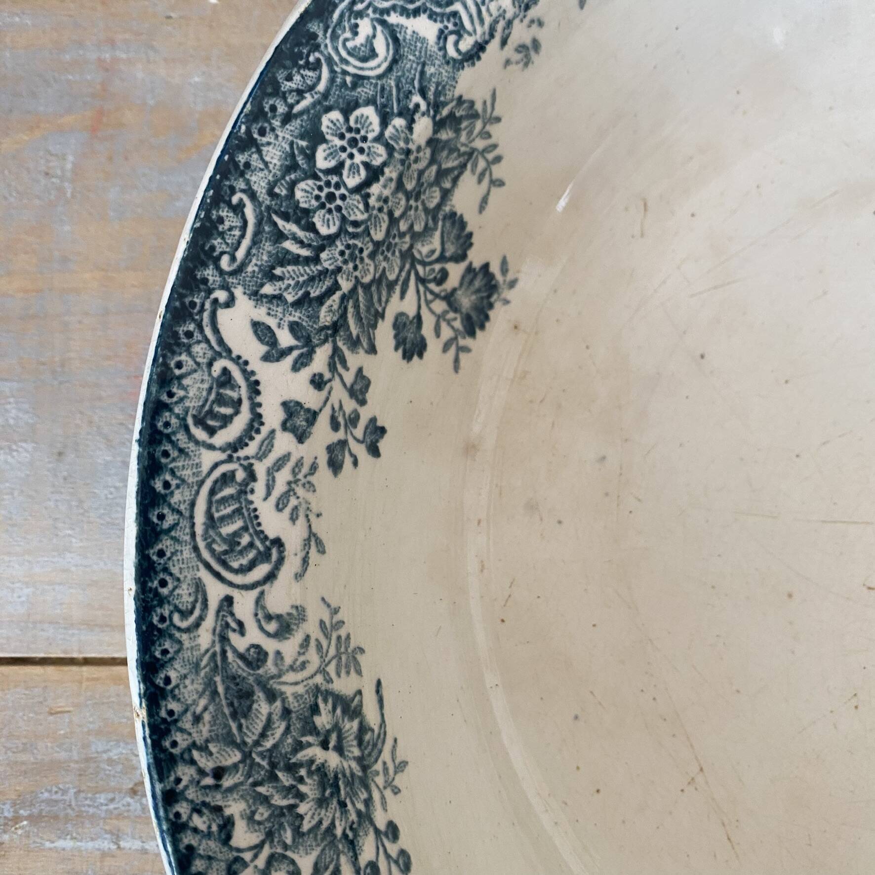 Shallow dish in ironstone 28 cm, Printania Amandinoise