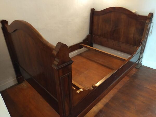 Lit de coin ancien en noyer ou lit bateau