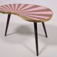 Petite table d'appoint, forme rein, rayures rose-taupe, 3 pieds élégants, style années 50