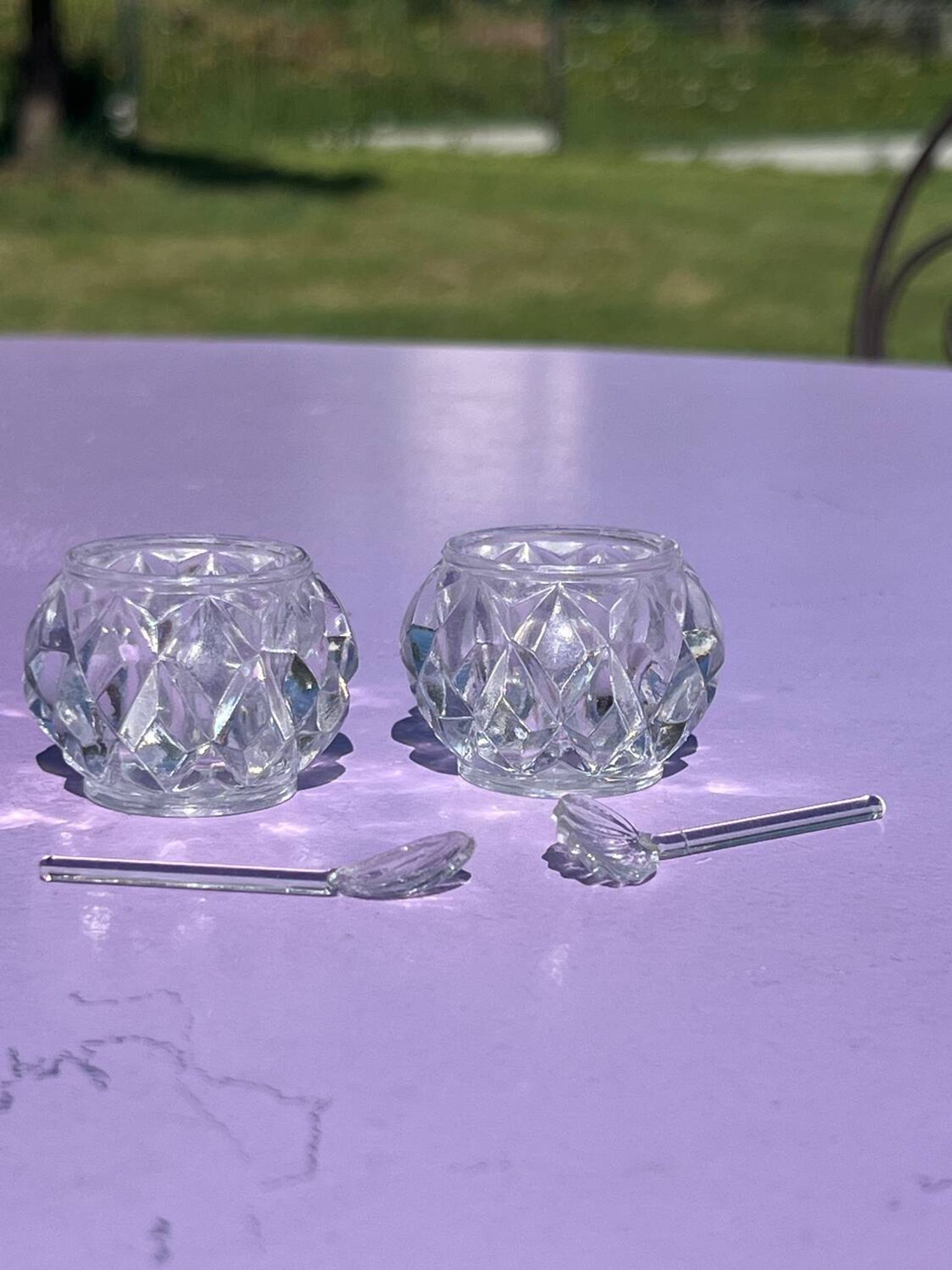 Lot - 2 pièces salerons avec cuillère en cristal