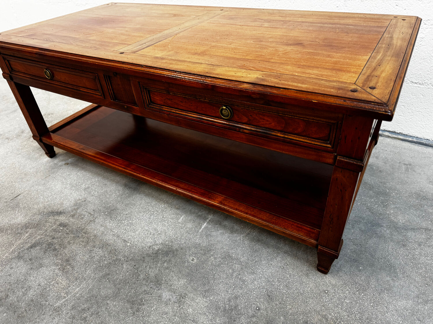 Coffee table with 2 drawers in solid wood.