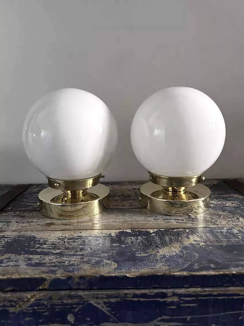 Paire d’appliques globes en opaline blanche