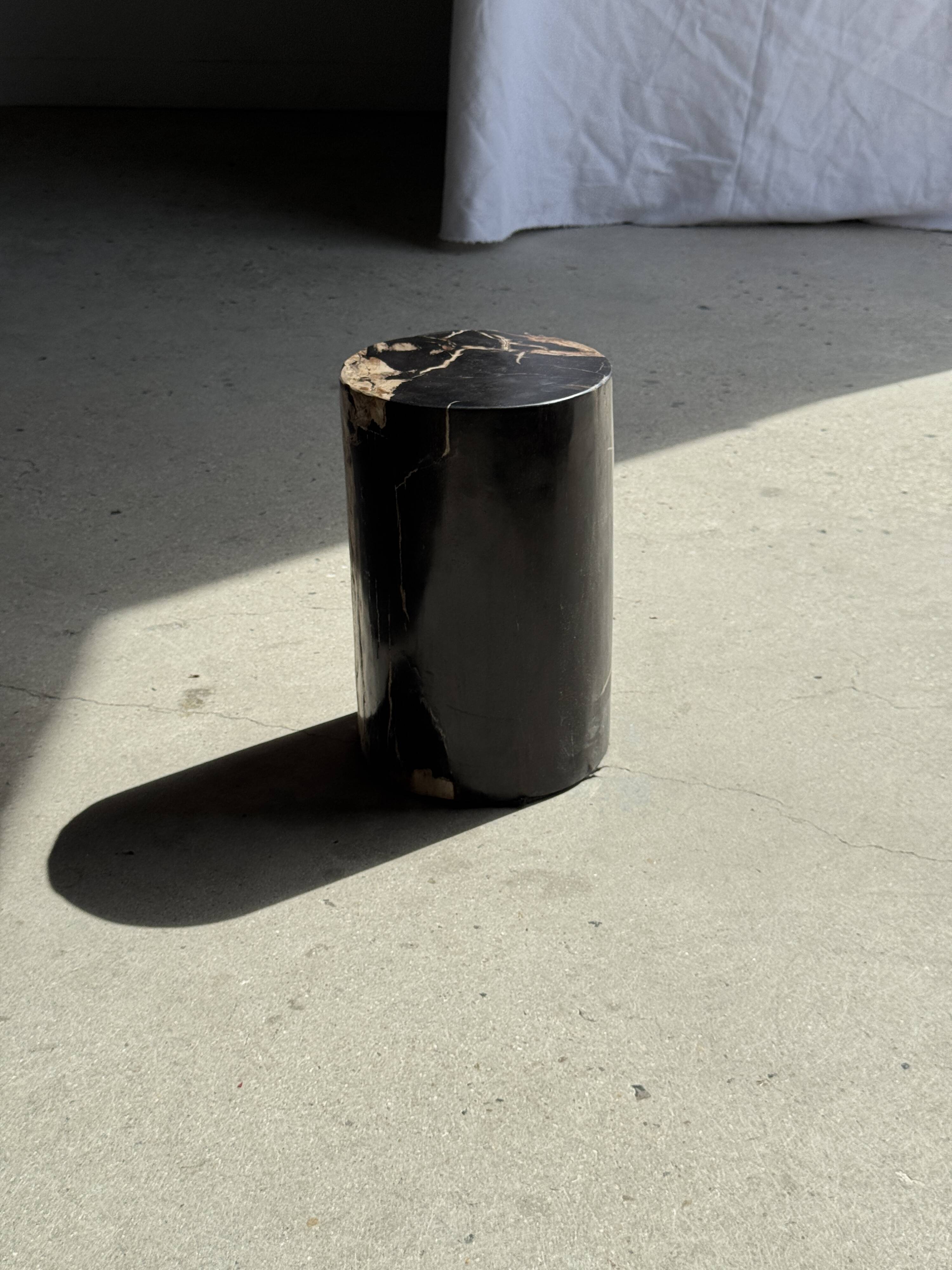 Small side table in black petrified wood with stripes and beige sides H28 D18.
