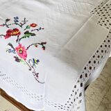 Embroidered tablecloth and 12 vintage napkins