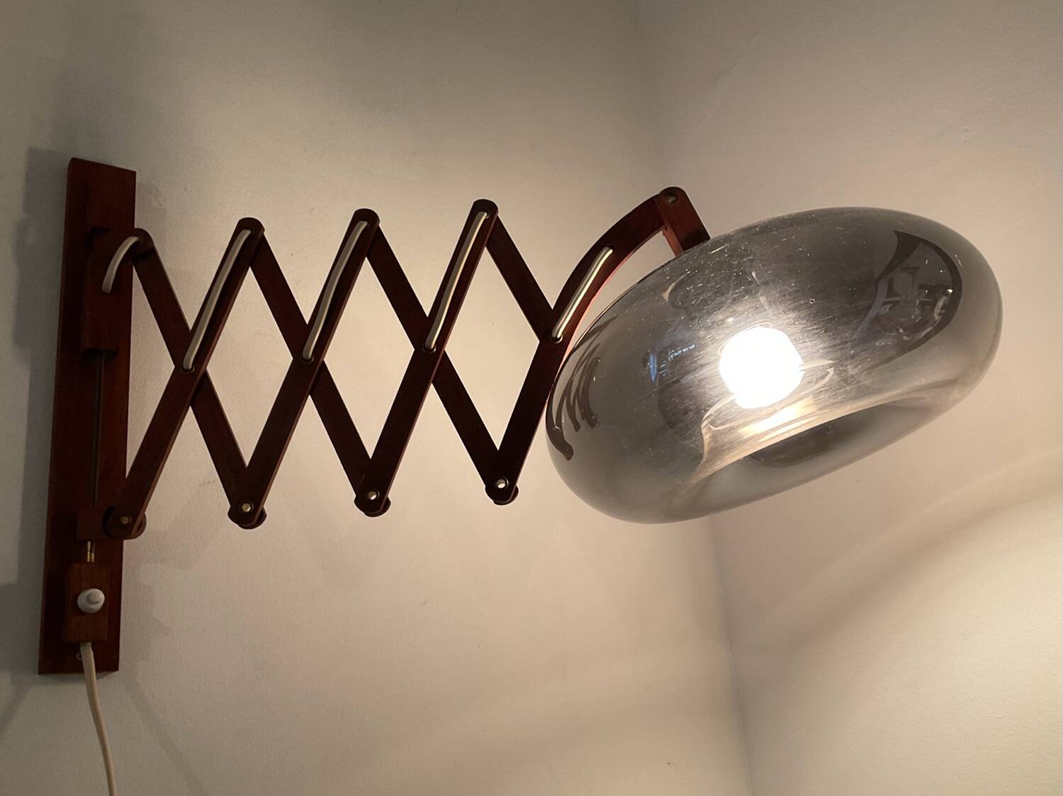 Scandinavian “scissors” wall lamp in teak from the 50s and 60s