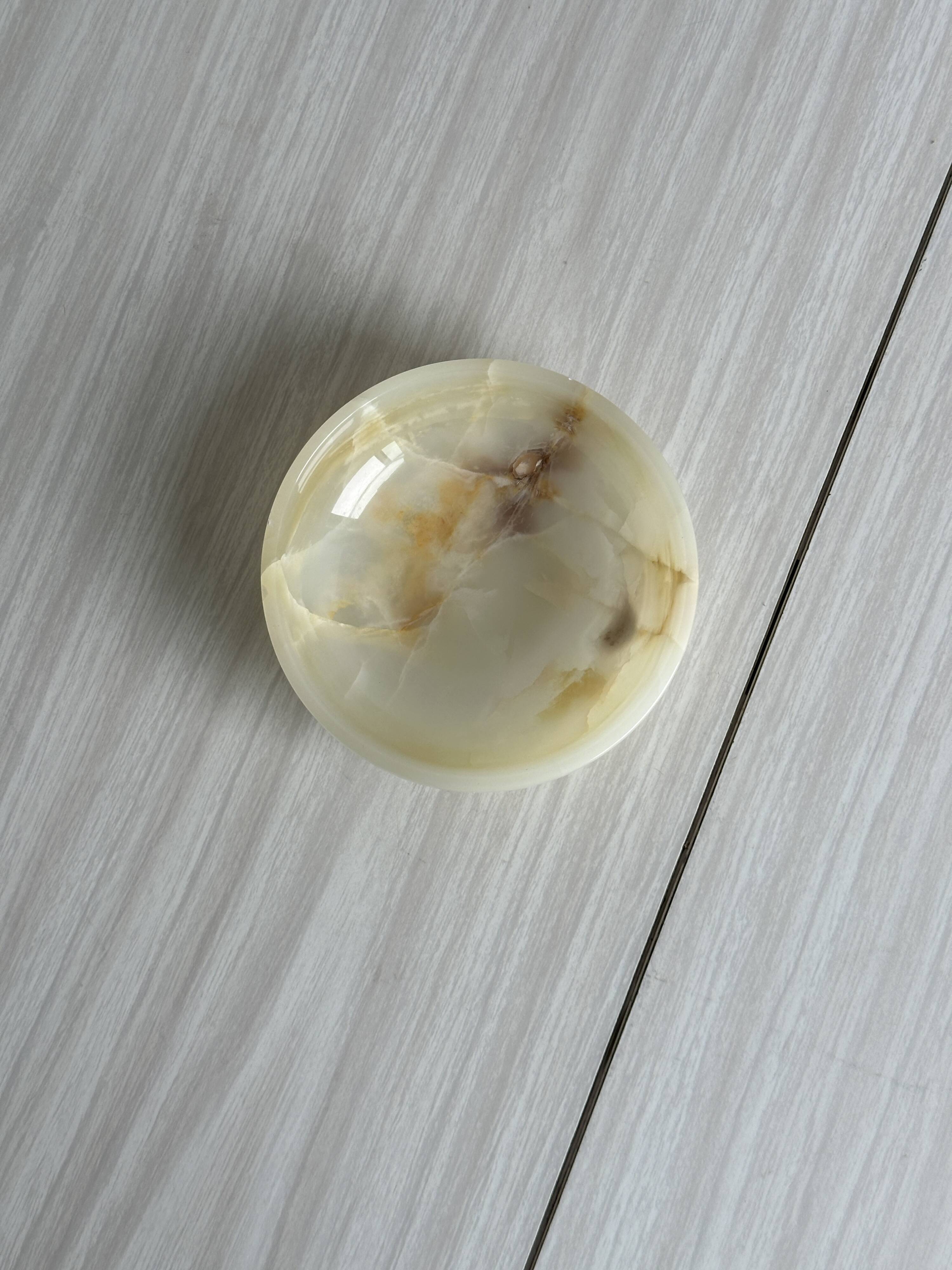 Marbled onyx pocket emptier