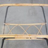 Table basse vintage en rotin des années 1960 avec un plateau en verre et une structure en métal