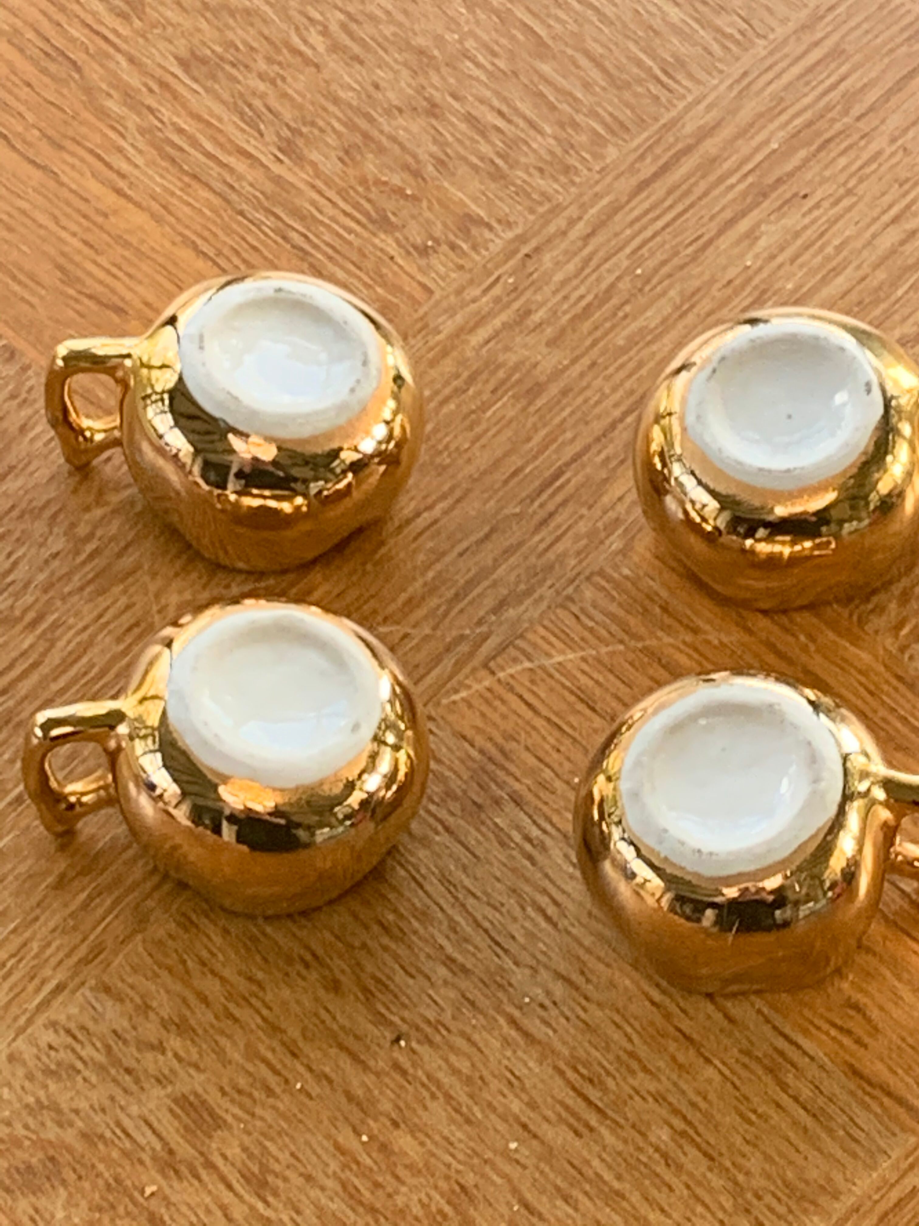 4 small cups dabbling ceramic enamelled gold and vintage white