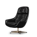 Chaise pivotante en cuir noir de conception danoise par HW Klein pour Bramin, années 1960