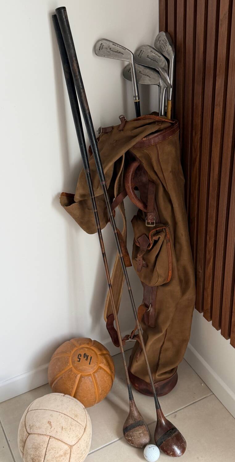 Old golf bag with 7 vintage clubs