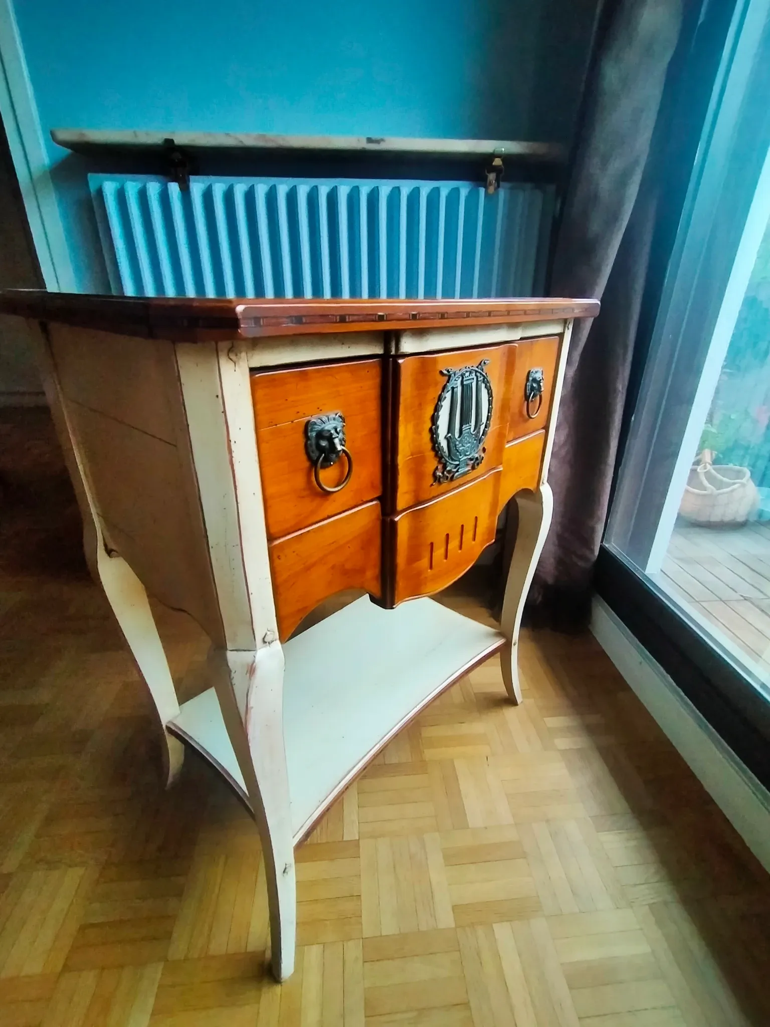 Classic chest of drawers