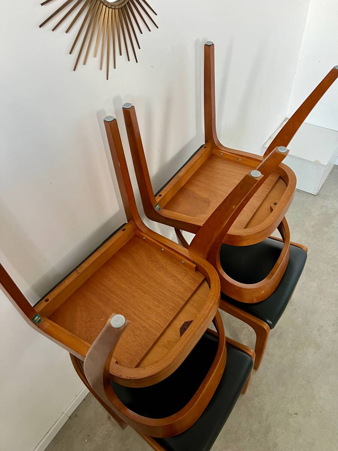 Lot 4 chairs in curved wood and leather design Baumann gondola model 60s vintage