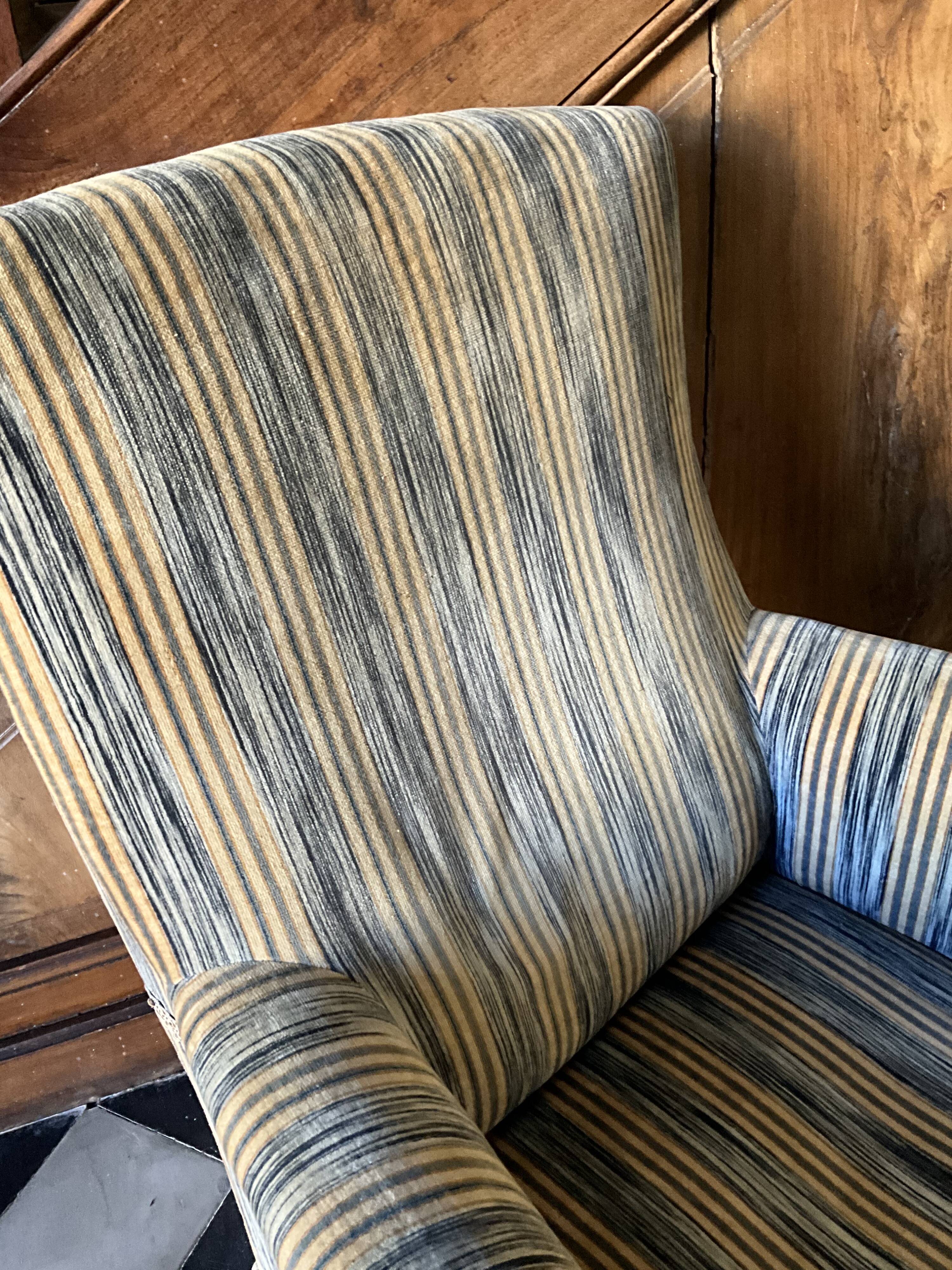 Une paire de fauteuils en velours.