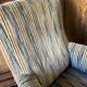 Une paire de fauteuils en velours.