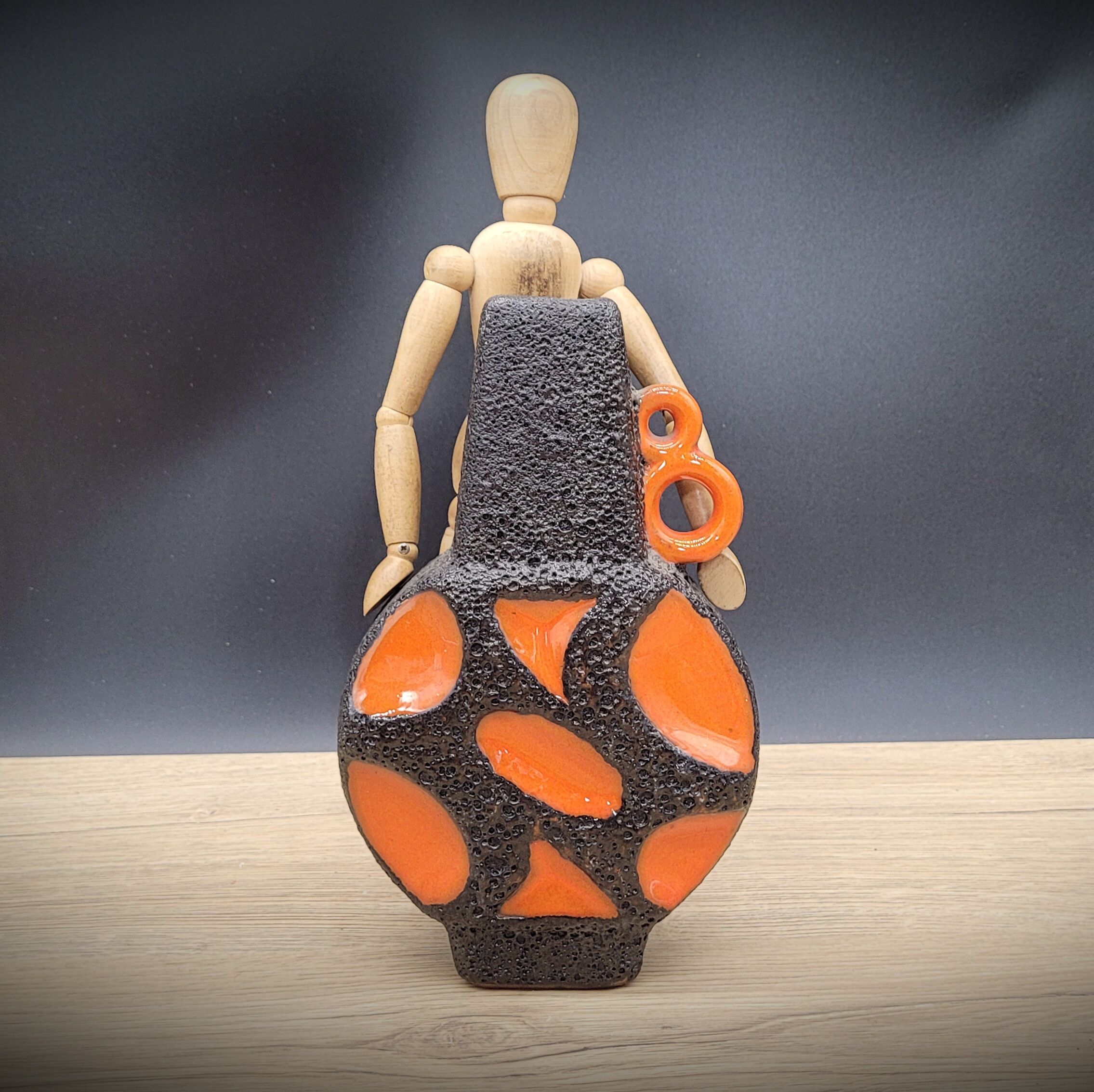 Vase orange lava black