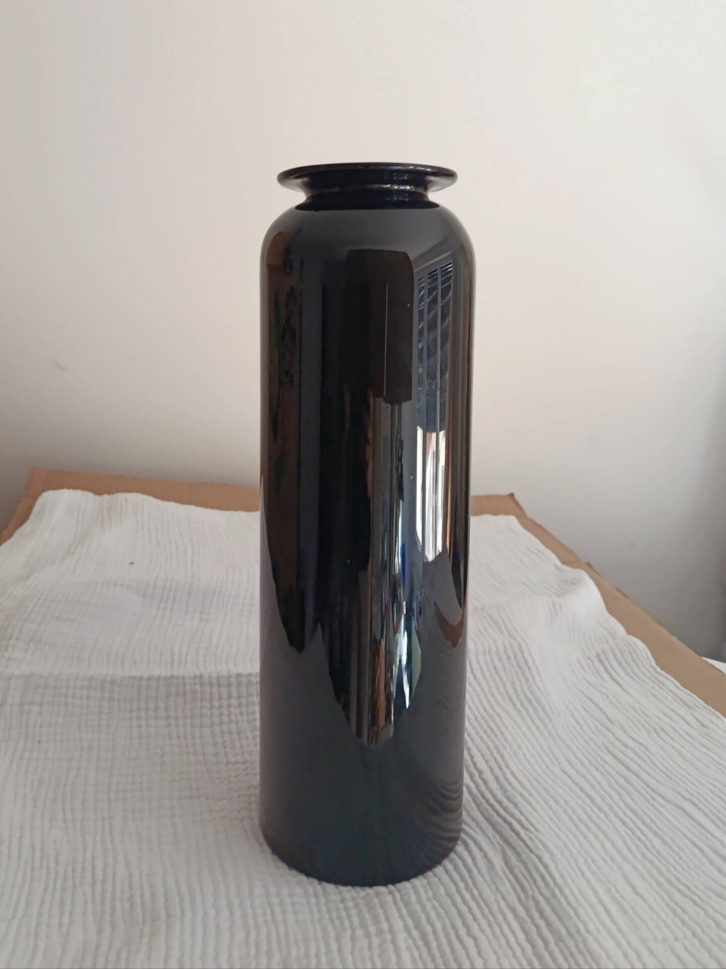 Vase en verre noir