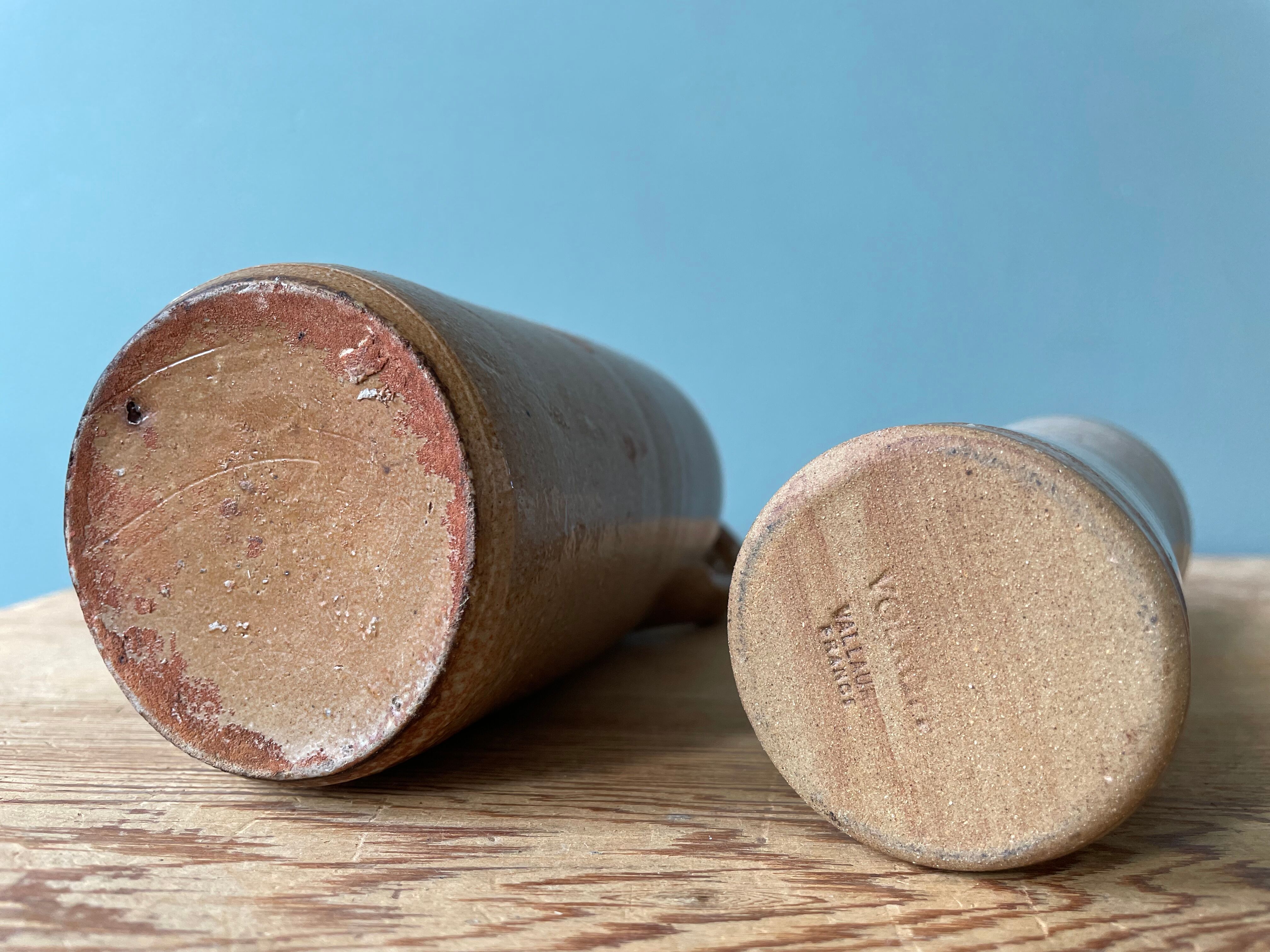 Lot d’un vase et d’un pichet vintage en grès vernissé