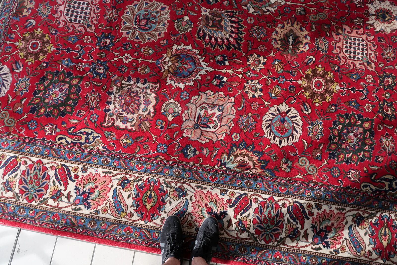 Tapis en laine Tabriz antique, motif floral Shah Abbasi sur tout le tapis, champ cramoisi, vers 1920 — 303 × 403 cm — 1C1278