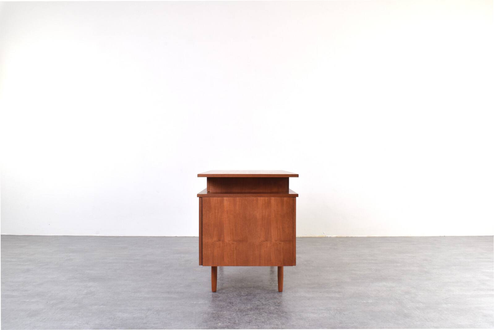 Bureau en teck des années 1960.