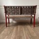 Banc vintage en bois rouge et corde