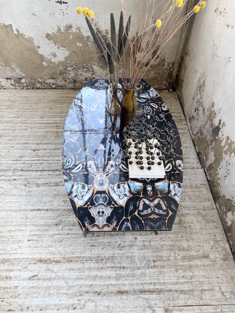 90s coffee table with Agate stone effect.