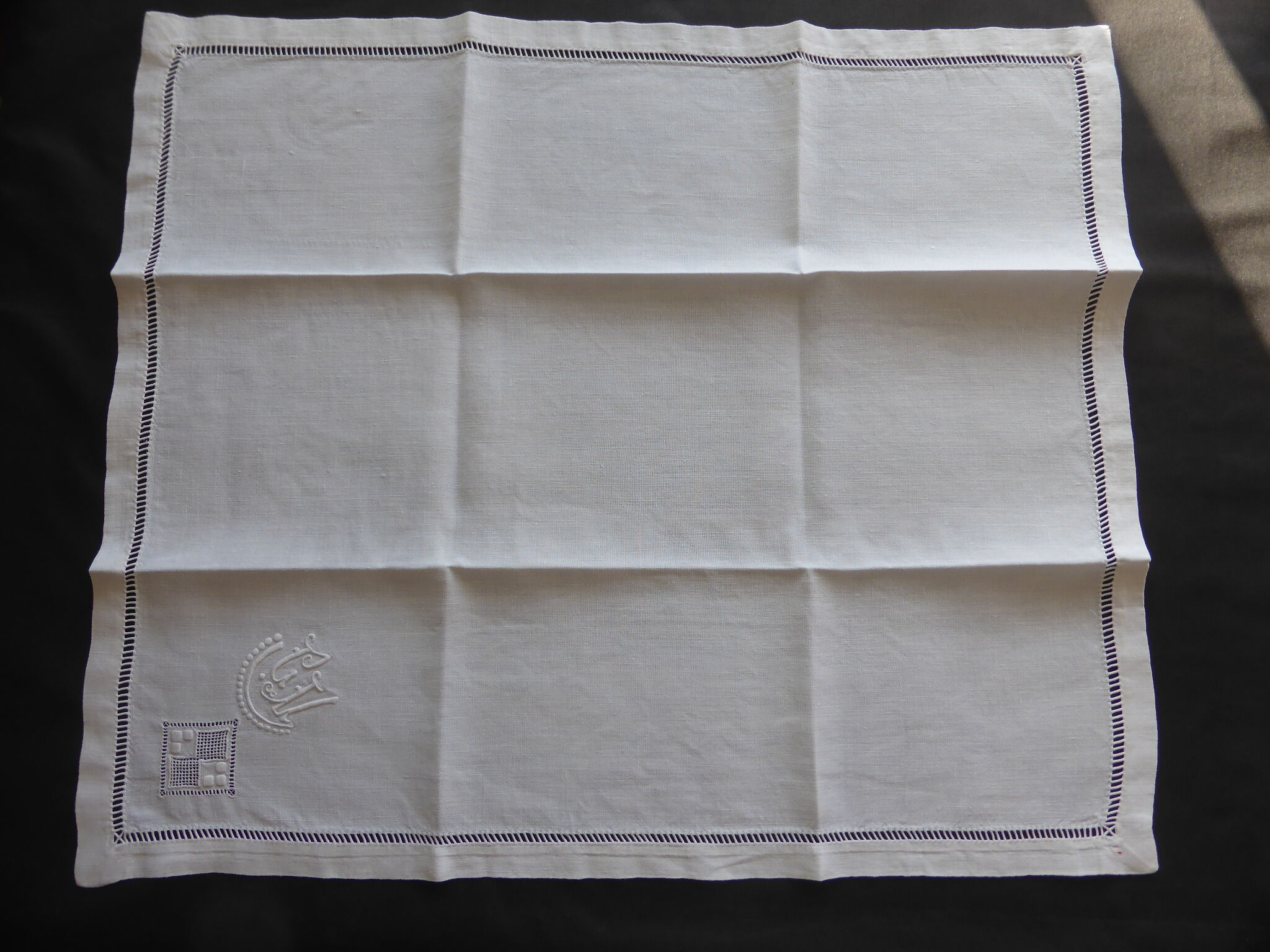 10 old art deco towels in embroidered white linen GV and days scale